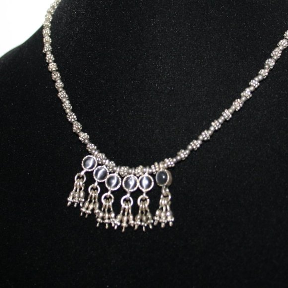 Beautiful vintage silver and cats eye necklace adj